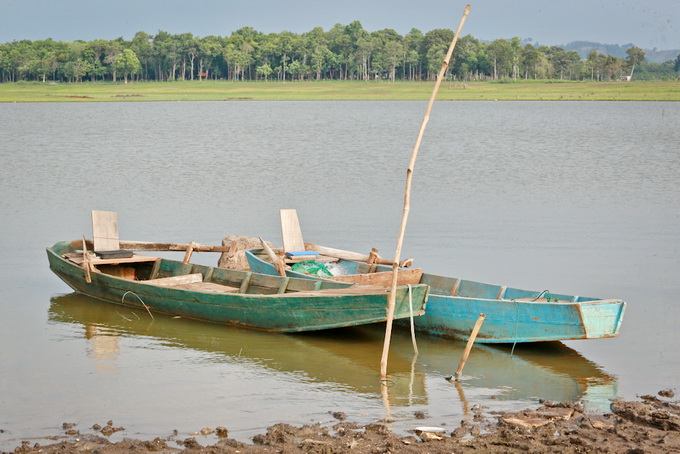 Những chiếc thuyền gỗ đánh bắt cá trên hồ đã hành nghề gần 20 năm nay